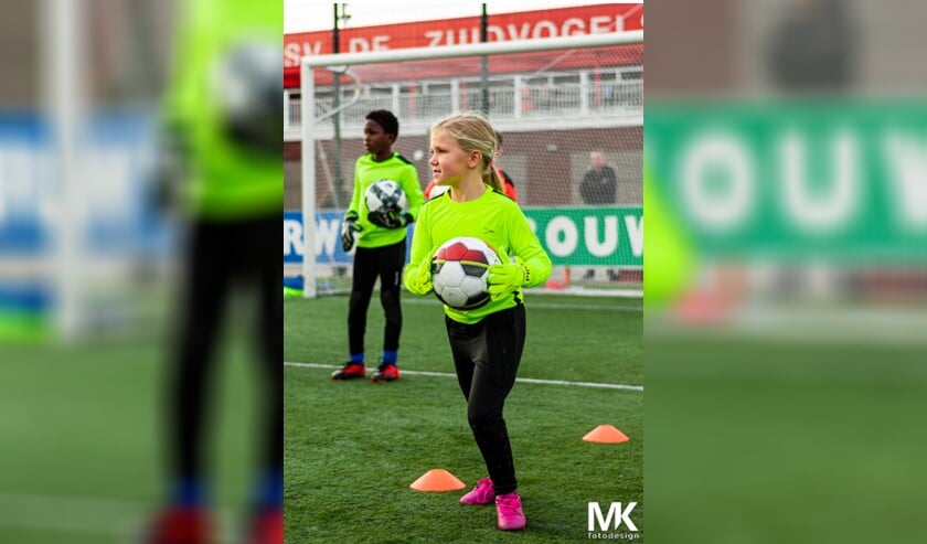 Keepster Tess van HSV De Zuidvogels uit een MO09-team.
