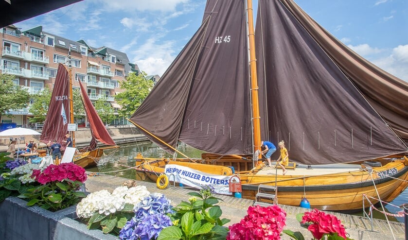 Links de schouw en rechts de botter in de havenkom in de Oostermeent.
