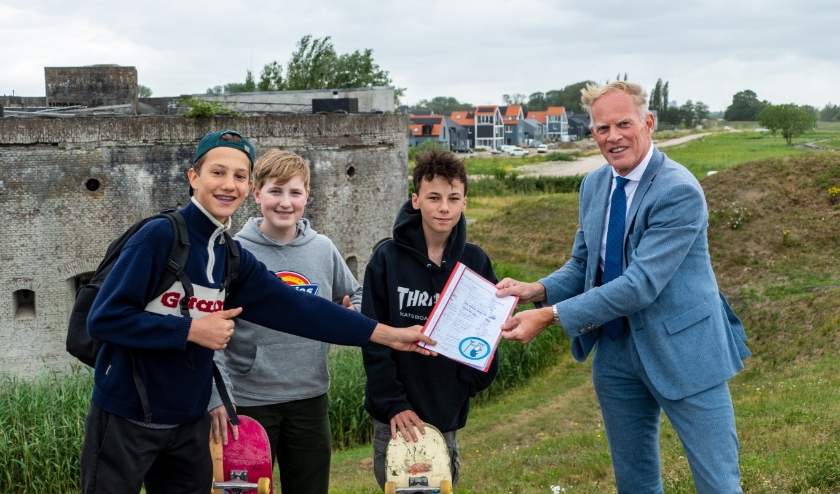 v.l.n.r.: Frederik Smelt, Thomas de Graaf, Max Verdoes en burgemeester Han ter Heegde