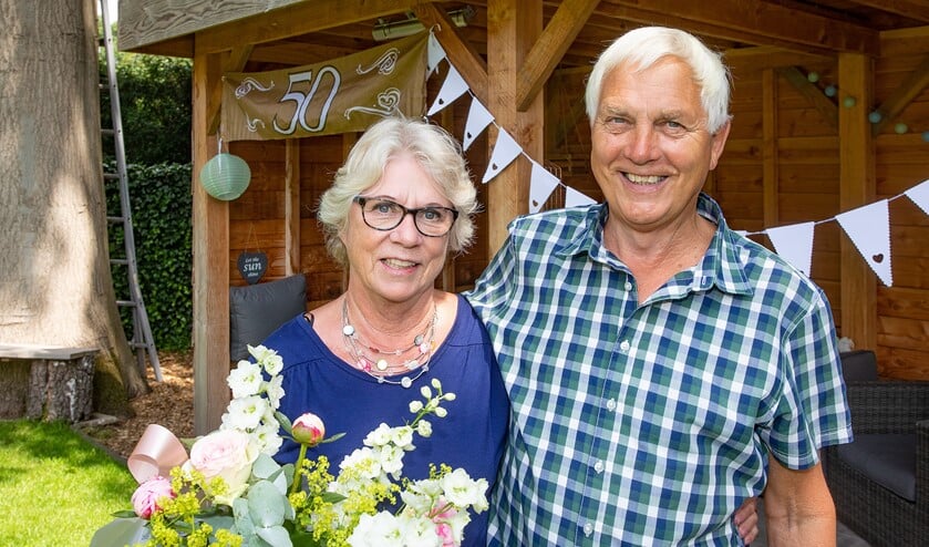Atie en Leo Klein in de tuin van hun dochter, waar een klein feestje was.