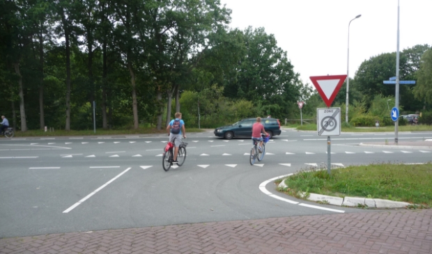 Fietsers steken de provinciale weg N525 over, in plaats van de tunnel te gebruiken.
