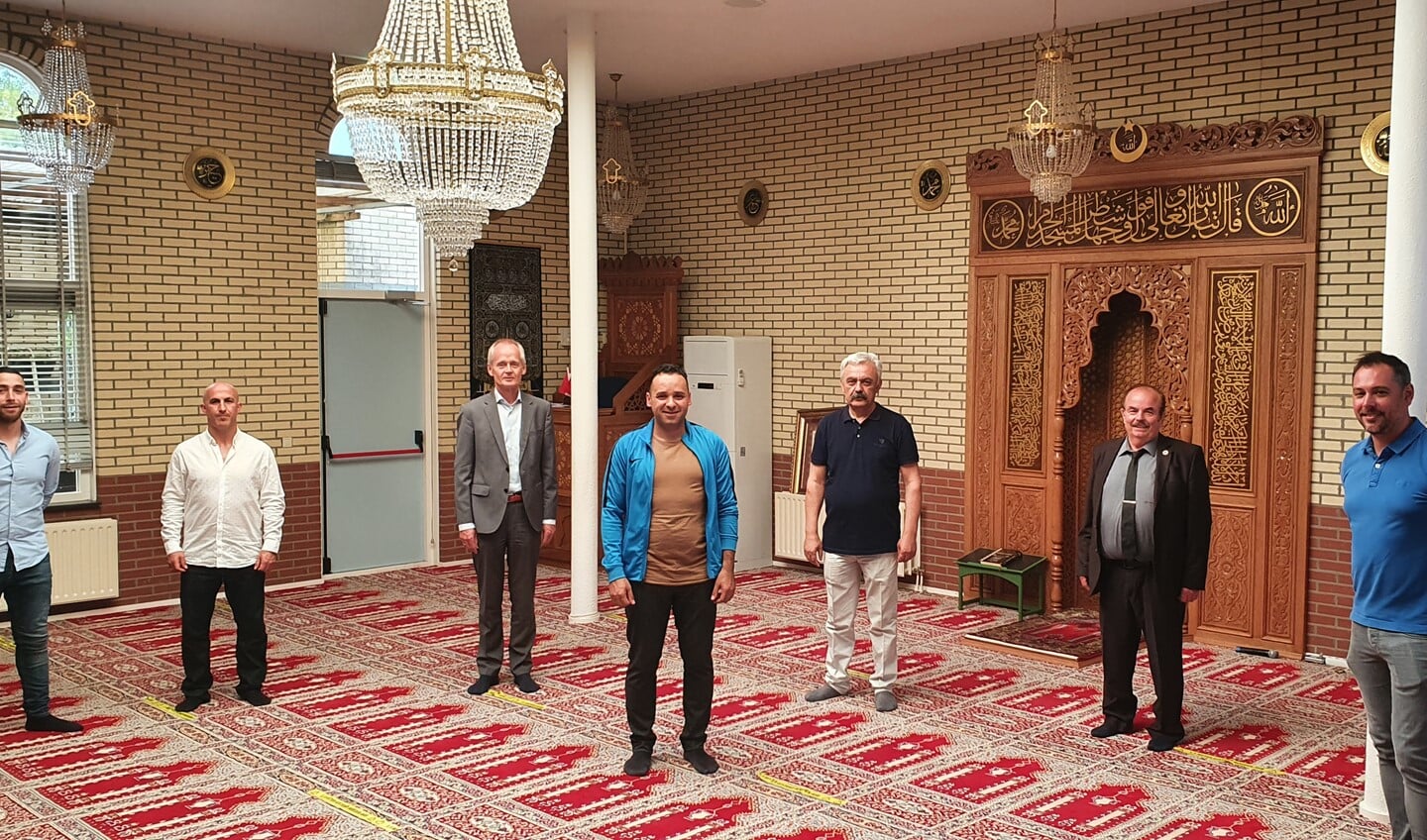 Burgemeester Niek Meijer kwam langs om te kijken hoe de coronamaatregelen in de moskee zijn toegepast.
