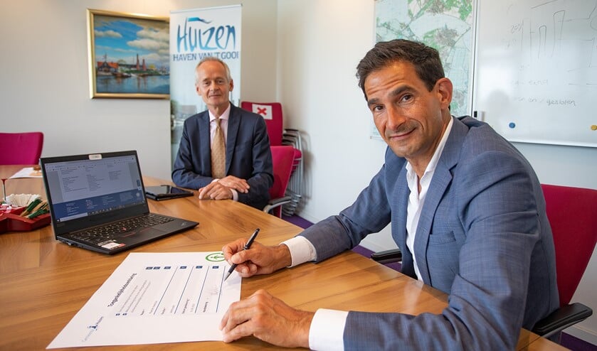 Wethouder Maarten Hoelscher tekent de toegankelijkheidsverklaring in aanwezig van burgemeester Niek Meijer.