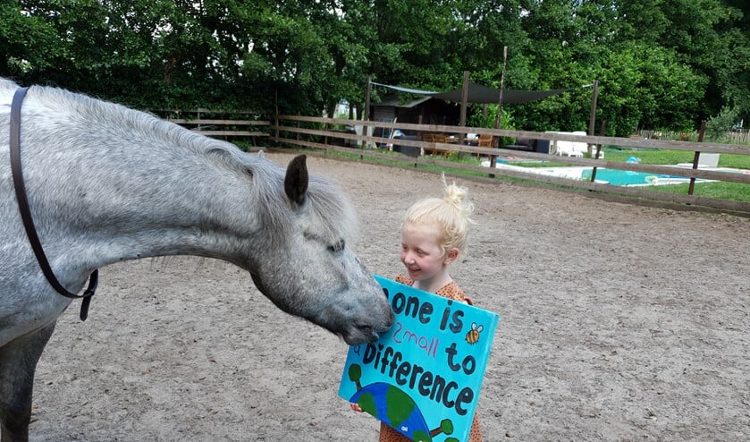 Emma Jolie (5) bij pony Goofy, waarop ze een rit van 10 kilometer gaat maken om geld op te halen voor KiKa.
