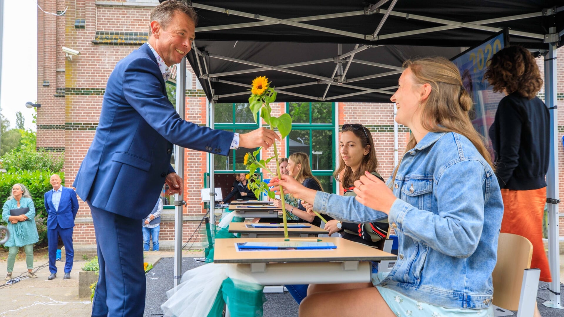 René Karman tijdens de diploma-uitreiking op het Roland Holst in de coronaperiode.