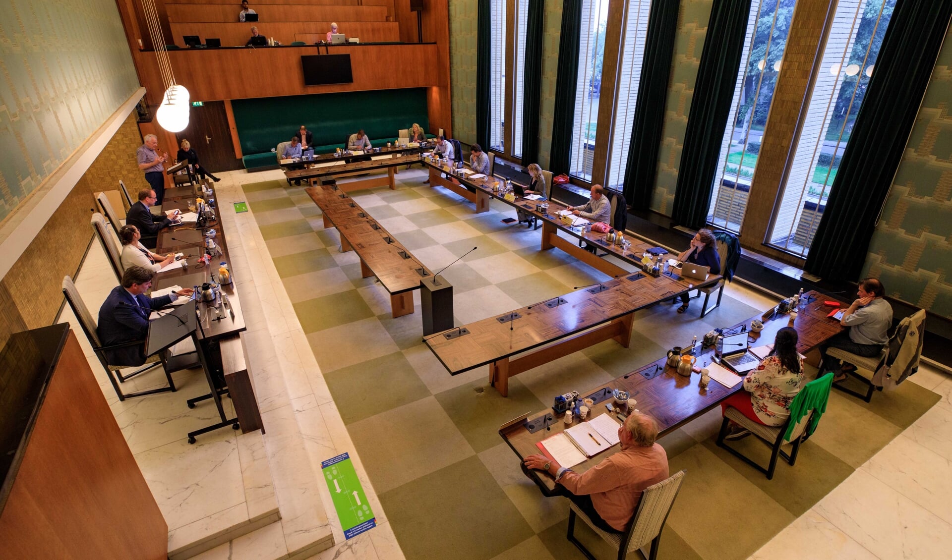 Tijdens de raadscommissie over het sleutelgebied in juni werd er wel in de raadzaal coronaproof vergaderd. Foto: © Foto Miché / Bastiaan Miché