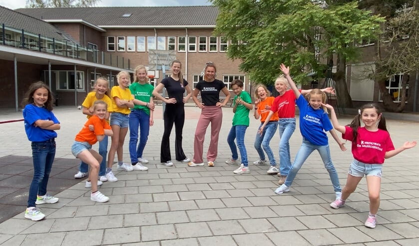 Oreana (rechts) met haar musicalgroep en juffen Femke en Jolien