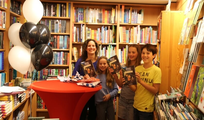 <p>Joyce tijdens de presentatie van de derde Simon de Sckaker-titel in juni vorig jaar.</p>