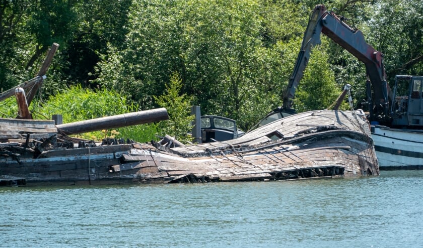 <p>Scheepswrak Elisabeth Smit raakt steeds meer vervallen.</p>
