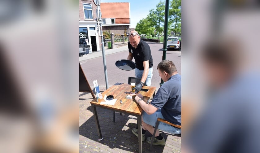 Het eerste biertje bij Toeters& Bellen wordt uitgeserveerd.
