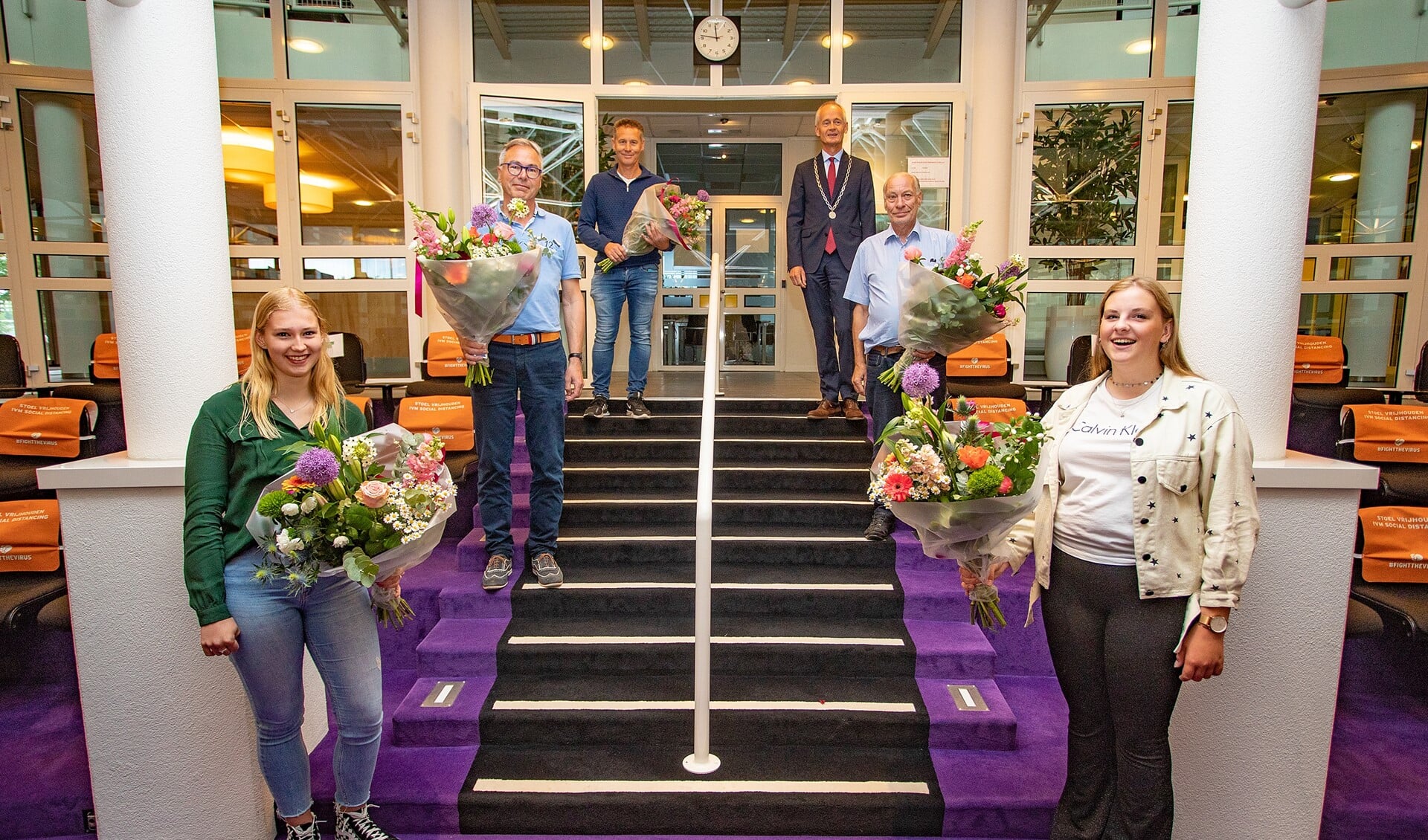 Van links naar rechts: Raisa, Tim, Eric, de burgemeester, Ruud en Anne. Zij kregen een bos bloemen voor hun hulp.