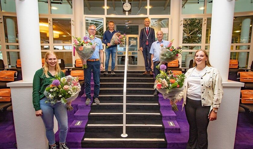 Van links naar rechts: Raisa, Tim, Eric, de burgemeester, Ruud en Anne. Zij kregen een bos bloemen voor hun hulp.