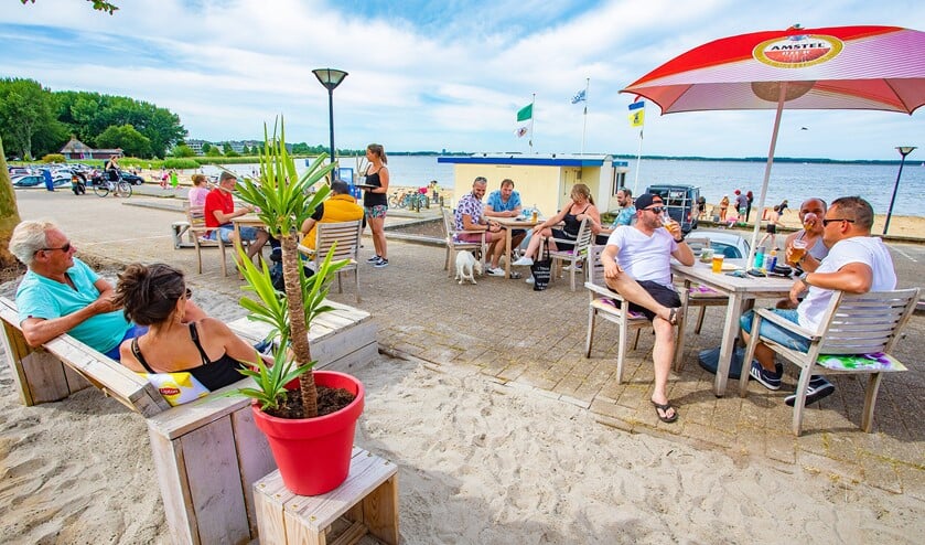 <p>Een aantal terrassen mag langer open in verband met het warme weer.</p>