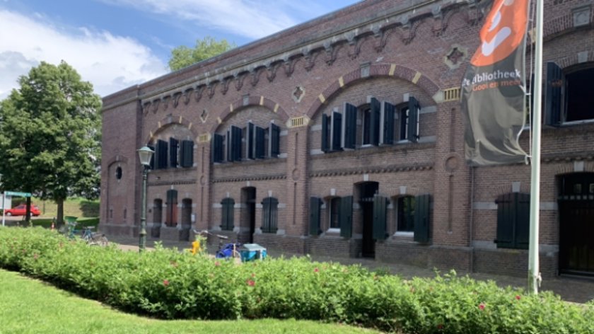 De Kazerne, waar ook de bibliotheek is gevestigd.