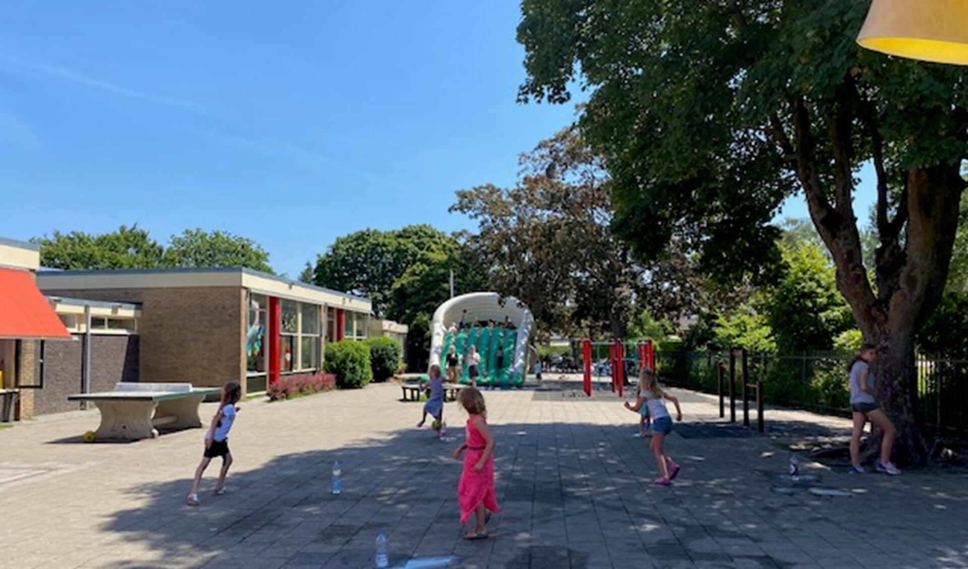 Veel activiteiten en een groot springkussen als spektakelstuk op het schoolplein.