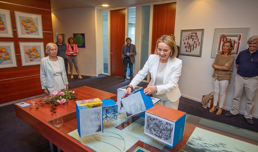 Wethouder Karin van Hunnik bouwt een eigen kunstwerk als opening van de tentoonstelling.