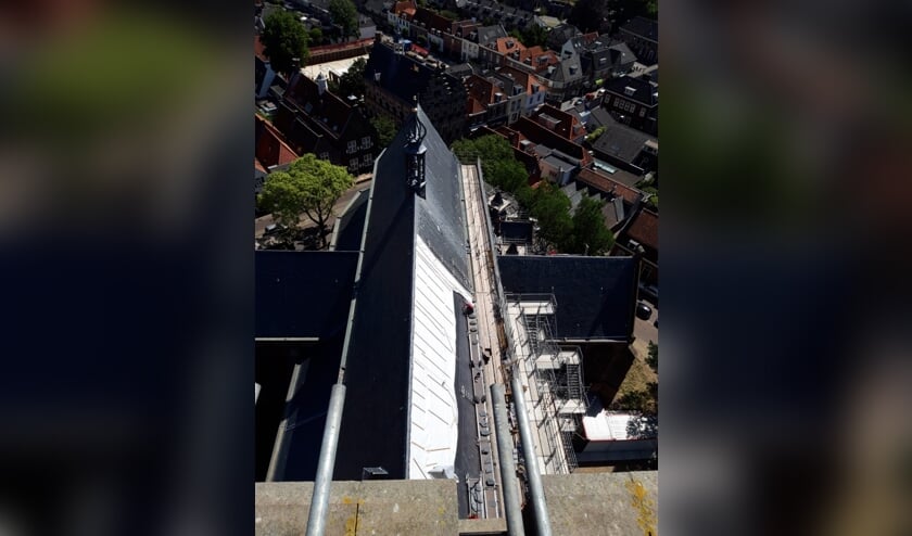 Dakrestauratie Grote Kerk Naarden, met rechts de publiekssteiger.