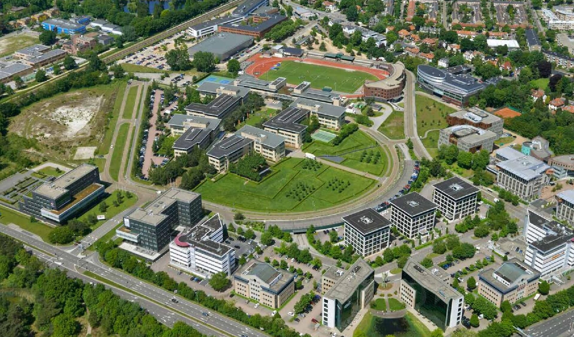 Het Arenapark - van bovenaf gezien - is een locatie waar straks ruimte is voor werken en wonen.