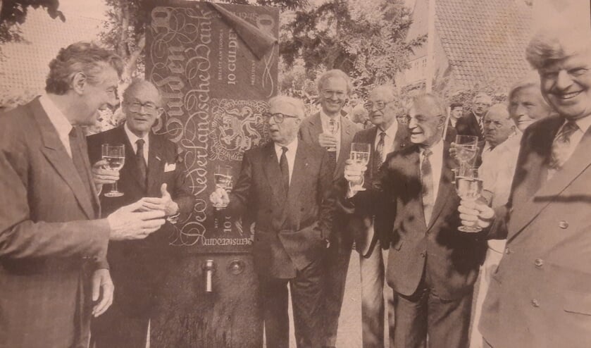 Bij de onthulling van het monument en de ingebruikname van de pomp in september 1991 waren zeven oud-ministers van financiën aanwezig. Geheel links Wim Kok, geheel rechts Wim Duisenberg, op dat moment president van De Nederlandsche Bank. Pieter Lieftinck, geboren in Muiderberg, was de eerste naoorlogse minister van Financiën en kreeg bekendheid door de geldsanering (‘Het Tientje van Lieftinck’).
