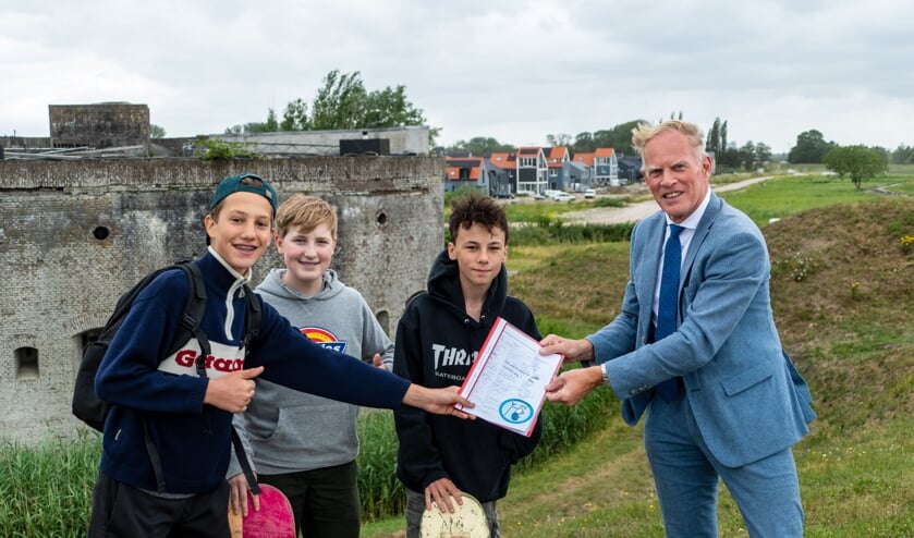 v.l.n.r.: Frederik Smelt, Thomas de Graaf, Max Verdoes en burgemeester Han ter Heegde