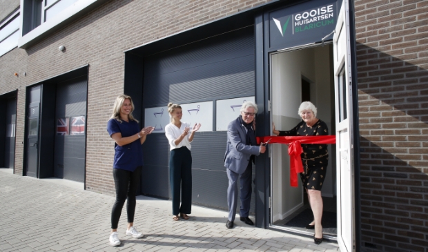 Wethouders Knoop en Kennis openen de huisartsenpraktijk.
