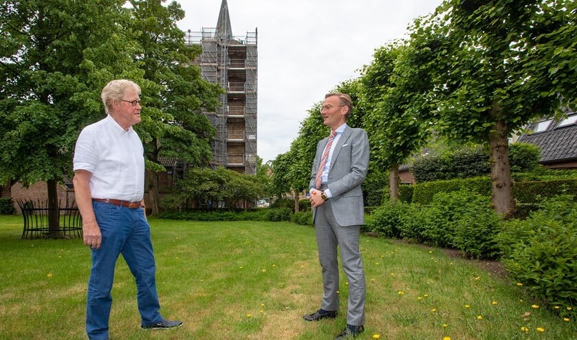 <p>Douwe de Joode (l) en burgemeester Nanning Mol van de Stichting Vrienden van de Johanneskerk trapte half juni de actie af.</p>