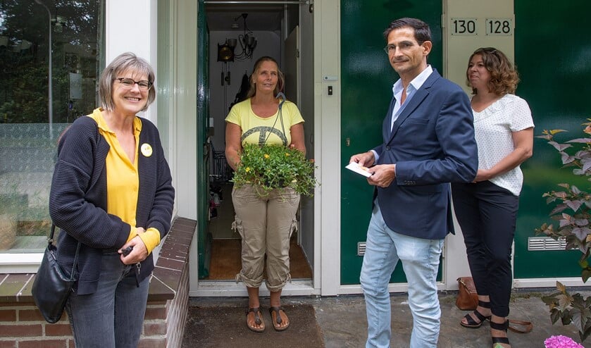 Vrijwilligster Daniëlle wordt verrast vanwege haar jubileum.