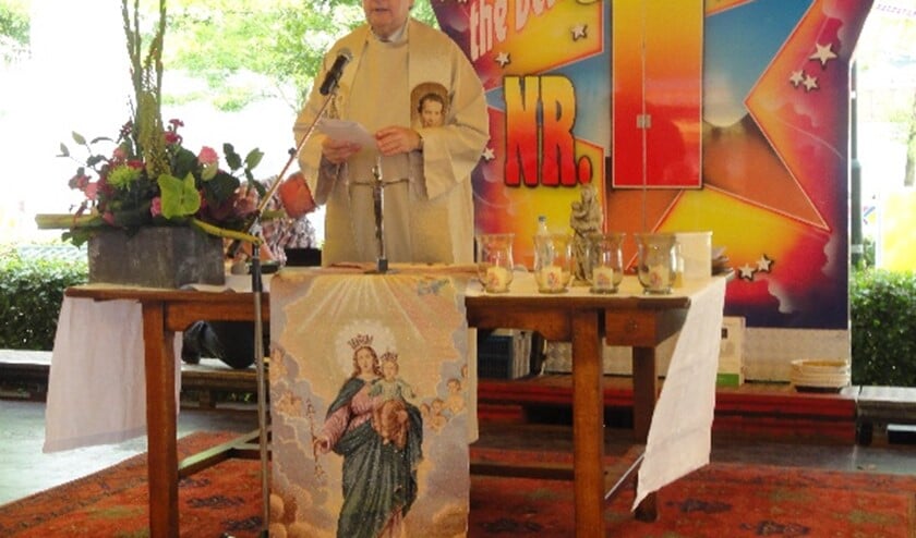Aalmoezenier Bernard van Welzenes verzorgt de traditionele kermismis in Laren.