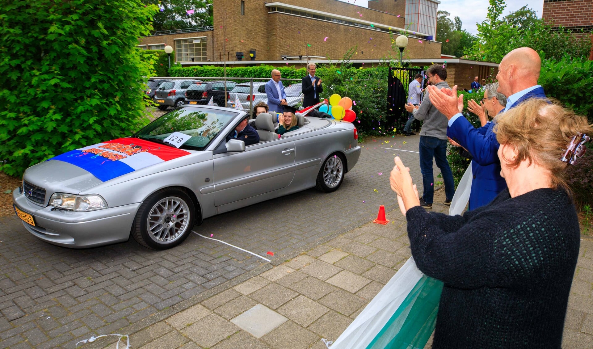 Samen met haar familie is Claire Terlien op weg naar haar diploma-uitreiking. 