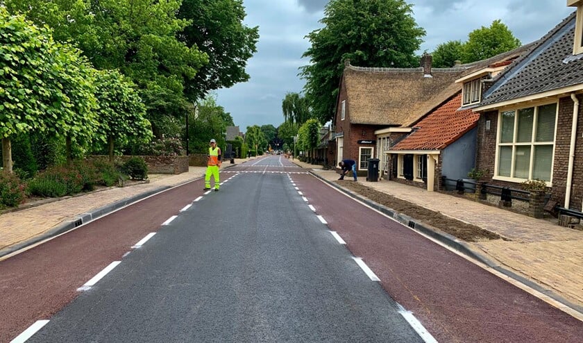 De Wakkerendijk tussen de Laarderweg en de Kerkstraat is al voorzien van een nieuwe asfaltlaag.