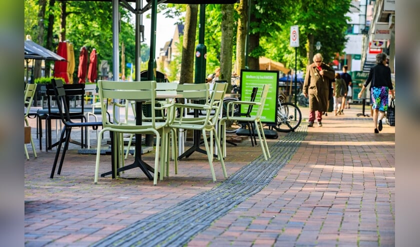 Gasten willen nog weleens gaan schuiven met meubilair waardoor social distancing in het gedrang komt.