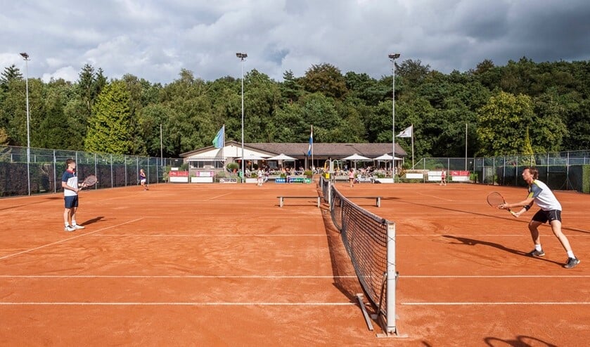 Drie maanden tennissen en vier lessen in de zomer.