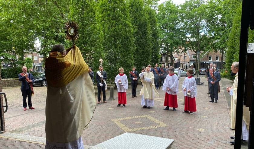 Na afloop van de besloten eredienst was er een bijzondere zegening buiten.