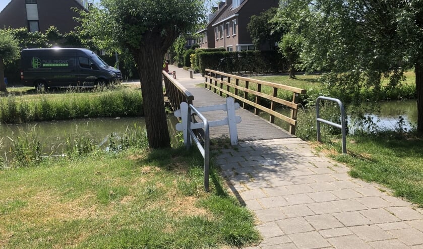Het bruggetje tussen het Diepenbroickpark en de Dotingalaan wordt nog deze week afgesloten.