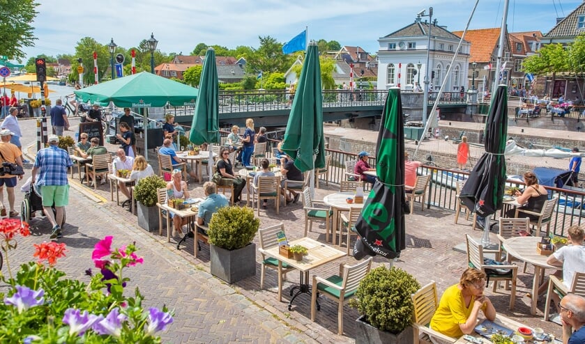 <p>Het terras aan de sluis van Café Ome Ko in Muiden. </p>