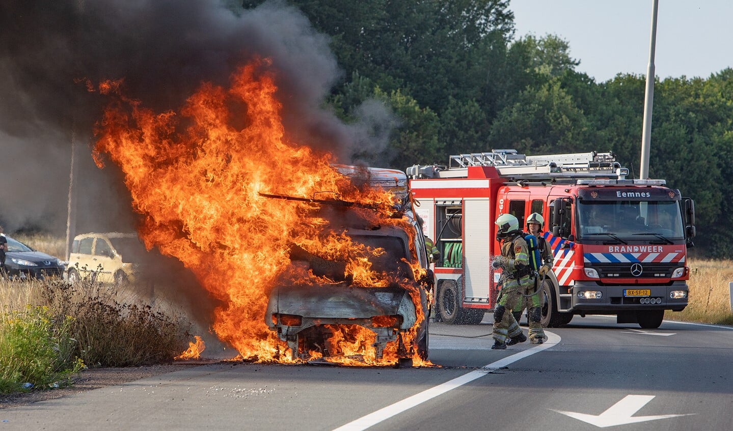 De auto had matrassen op het dak die dubbel klapte en daarom was de bestuurder staandegehouden. Bij het starten om verder te gaan, ging het mis.