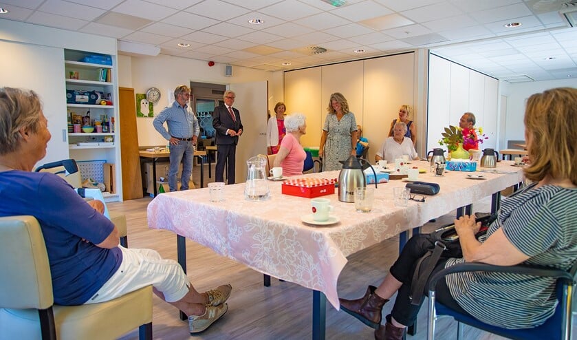 Wethouder Gerard Knoop (midden achterin) bezocht vandaag De Blaercom.