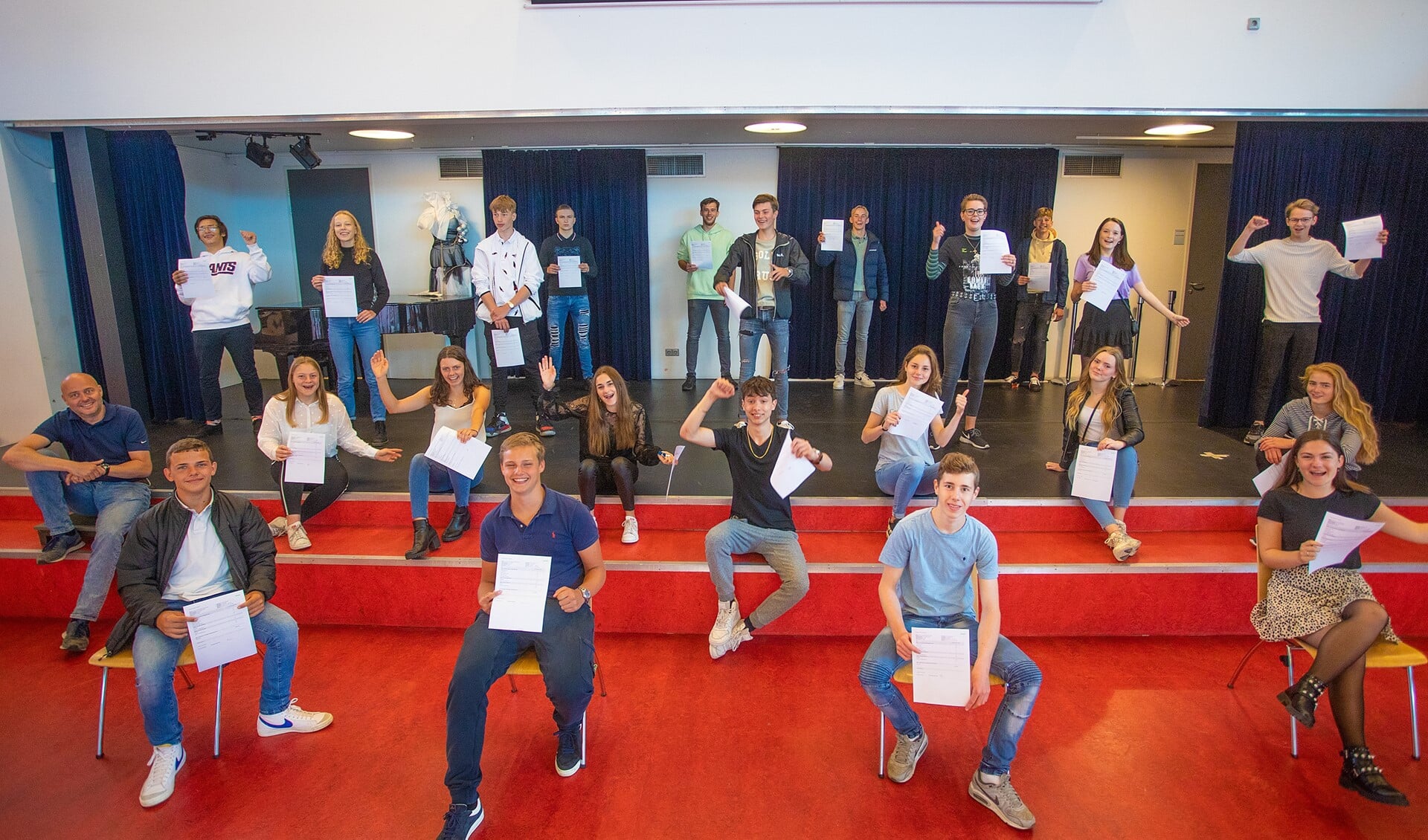 Deze groep mavoleerlingen van de Huizermaat is geslaagd en kreeg dat vandaag officieel te horen.