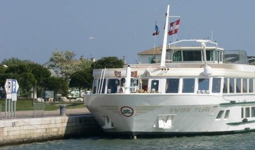 De Swiss Pearl ligt straks tijdelijk als hotel in het Nautisch Kwartier.