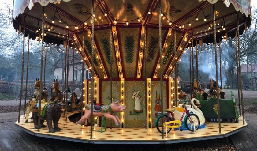 De kindercarrousel staat voor de basiliek.