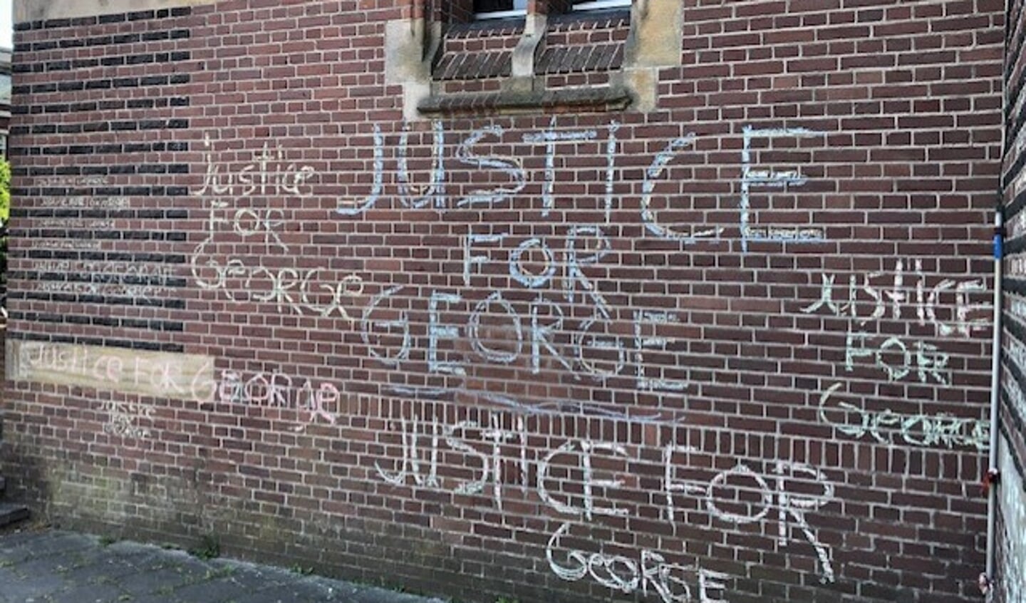 De tekst staat ook op de voormalige Vredekerk.