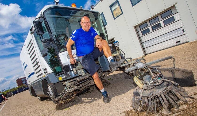 Johan Snijders bij de 'Mercedes' onder de veegmachines, waar hij met veel plezier op werkt.