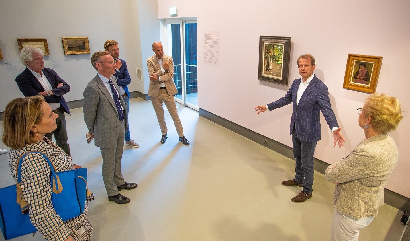 Jan Rudolph de Lorm vertelt burgemeester en wethouders enthousiast over de nieuwe aanwinst in het museum.