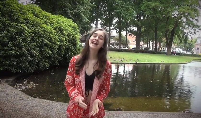 Dolce Beringer tijdens de opnamen van haar videoclip.
