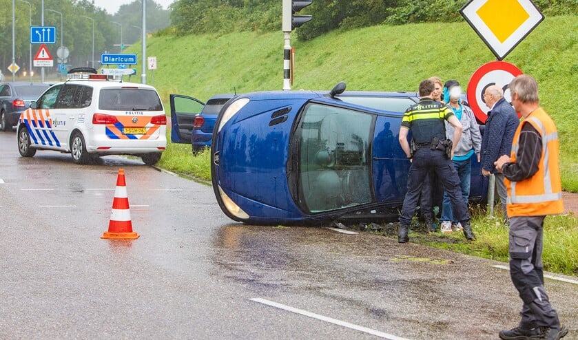 De bestuurder kwam met zijn auto op de kant terecht.
