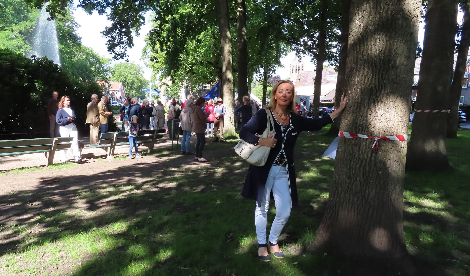 Jacqueline Timmerman van Liberaal Laren bij een van de bomen die moet sneuvelen.