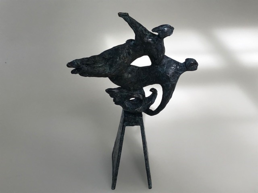 <p>Het bronzen beeldje 'Vrijheid' van Tineke Bot is door de gemeente Blaricum aangekocht.</p>