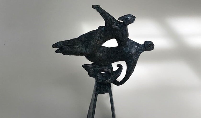 <p>Het bronzen beeldje 'Vrijheid' van Tineke Bot is door de gemeente Blaricum aangekocht.</p>