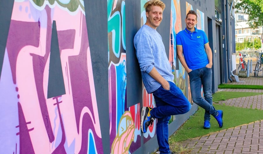 <p>Raoul van de Wetering (voor) en Allard Bentvelsen zijn de bedenkers en de makers van Hilversummers.nl.</p>
