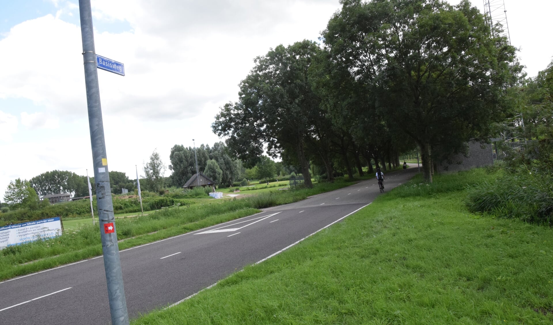 De Basisweg in Weesp heeft een 'tikje' andere allure dan zijn naamgenoot in de hoofdstad.